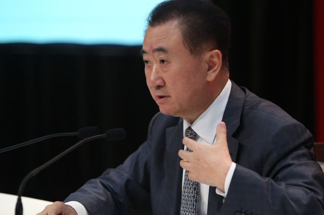 讲述了当地各种各样的惊悚传说和民间故事，书籍一经推出就大受欢迎，但由于尺度原因被很多地方列为禁书